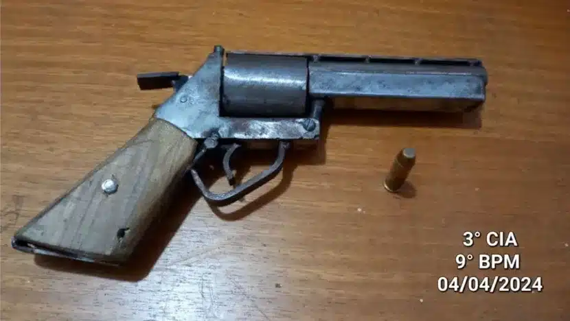 PM apreende adolescente com arma de fogo no bairro Pitimbu, em Natal