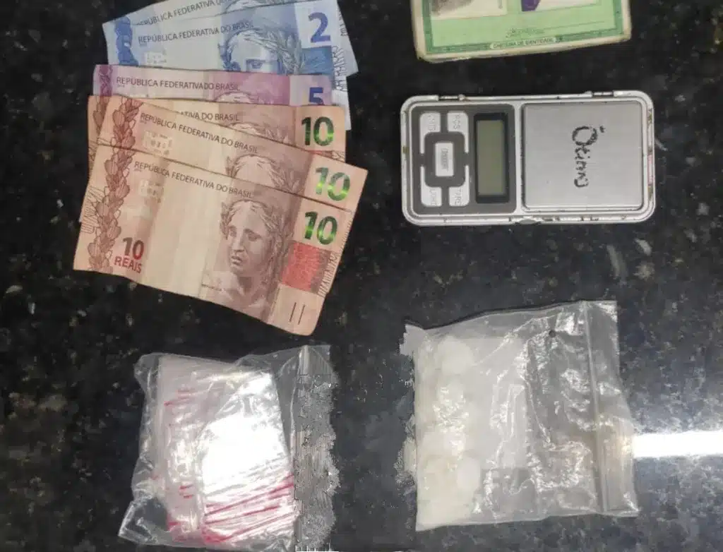 Suspeito foi preso com dinheiro, balança e porções de droga