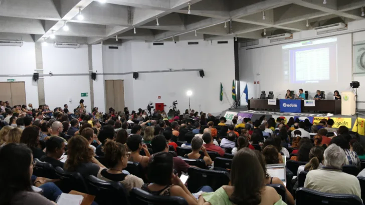 Na UFRN, categoria decidiu manter greve em assembleia geral realizada nesta quarta-feira 24 / Foto: Divulgação/Adurn