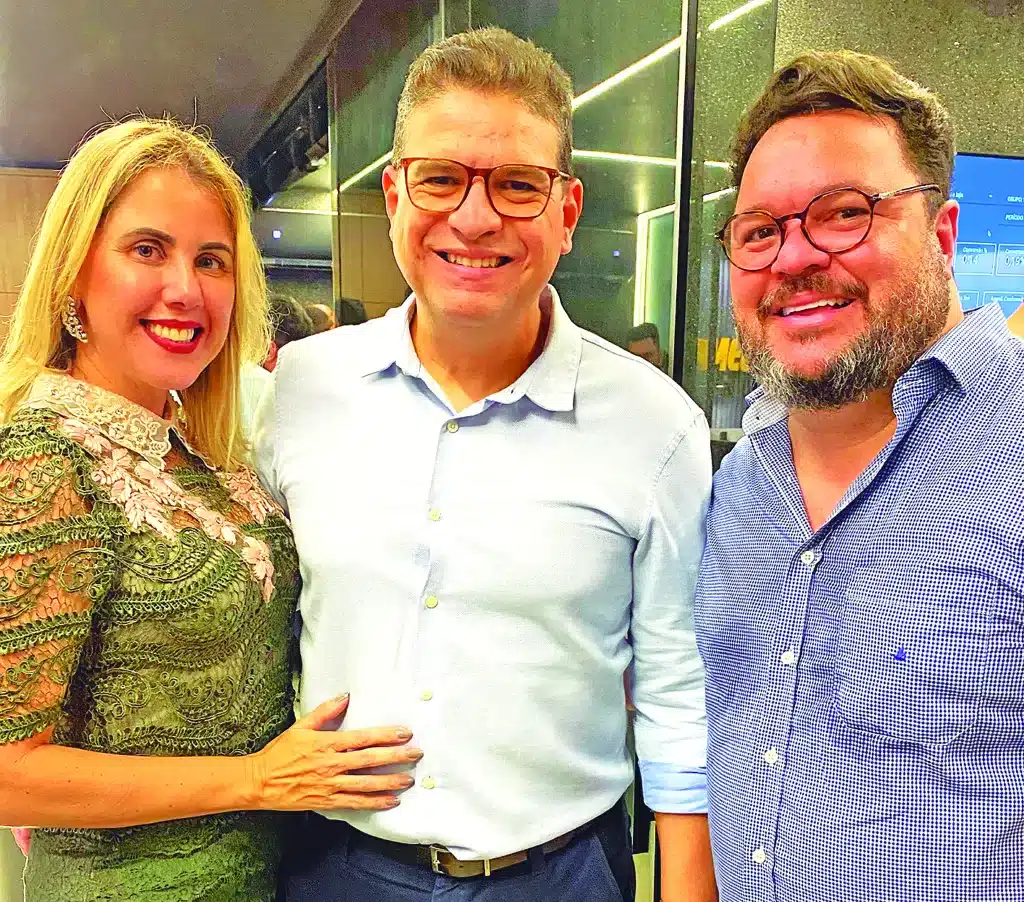 O casal Kallyandra Cavalcanti e Alexandre Dias prestigiaram a inauguração do escritório Super Mega Vendas, do empresário Mateus Araujo