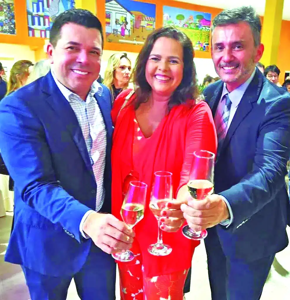 O brinde de José Undario, Leila Lima e Manoel Onofre Neto, na posse da nova diretoria da ANARN