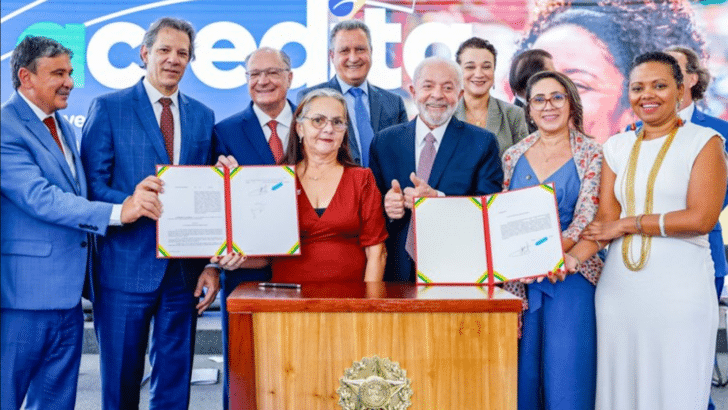 O presidente Lula, ministros, autoridades e potenciais usuários das novas opções de crédito no evento de lançamento do Acredita no Palácio do Planalto. Foto: Ricardo Stuckert / PR