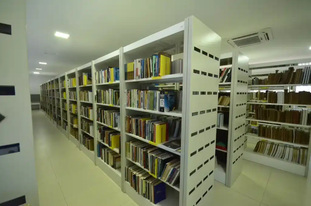 Desafi os atuais para manter a biblioteca em bom funcionamento ainda são signifi cativos, principalmente em relação à falta de investimentos adequados