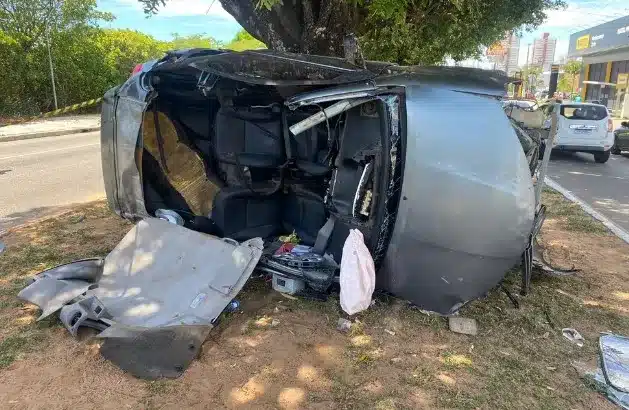 Carro capotou em acidente na Zona Sul. Foto: Pedro Trindade/Inter TV Cabugi
