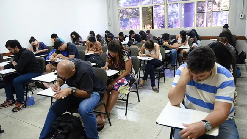 Participantes caminham em direção ao local de aplicação das provas do Encceja 2026