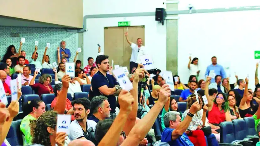 Professores da UFRN durante assembleia geral para discutir paralisação, que foi iniciada no dia 22 após plebiscito. Foto: ADURN/Reprodução