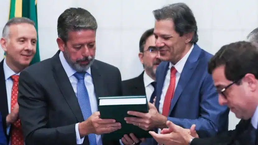 Com 306 páginas e cerca de 500 artigos, o projeto de lei complementar precisa de maioria absoluta, 257 votos, para ser aprovado / Foto: Agência Brasil