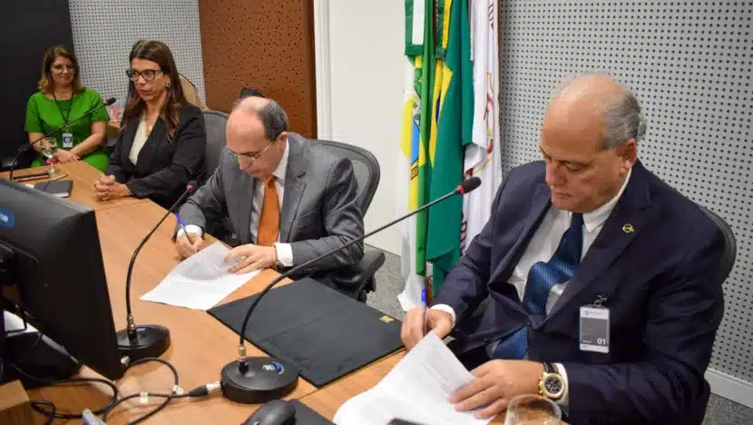 Presidente do TJRN, desembargador Amílcar Maia, e o cirurgião plástico Luciano ORio Grande do Norteelas Chaves, presidente do IDEAH, assinaram o Acordo de Cooperação Técnica nesta sexta-feira (12/4)