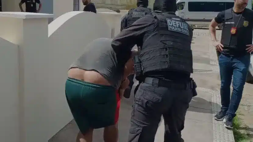 Polícia prende dupla em flagrante por tráfico de drogas em carnaúba dos dantas | notícias do rio grande do norte Polícia Civil durante condução dos presos à Delegacia / Foto: reprodução