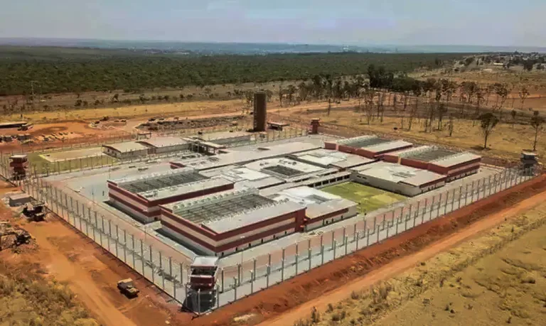 Vista externa da Penitenciária Federal de Mossoró, com muralha e torres de vigilância
