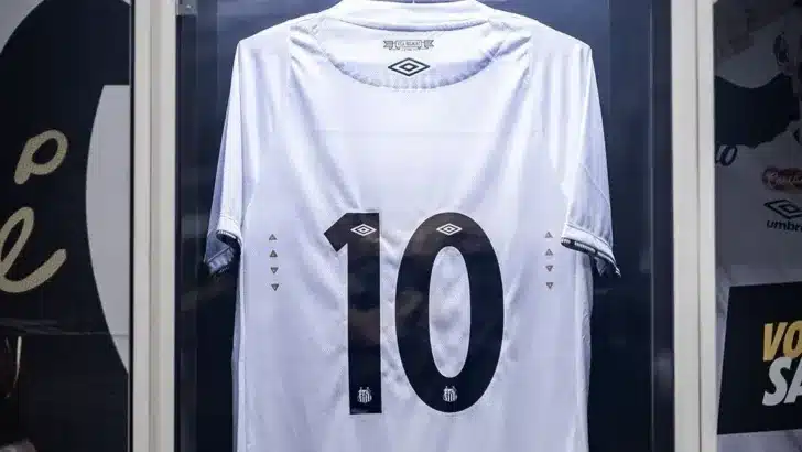 Camisa 10 do Santos ficará guardada até o retorno à Série A do Brasileirão / Foto: Divulgação/Santos