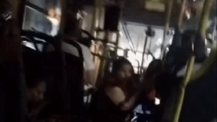 Passageiros se deitaram durante o trajeto do ônibus / Foto: reprodução de vídeo