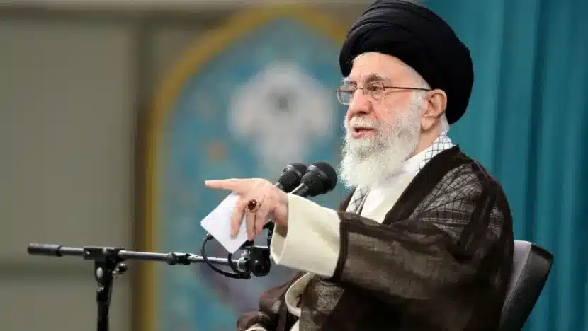 Irã promete vingança contra israel após ataque a embaixada na síria | notícias do rio grande do norte Líder supremo do Irã Ali Khamenei em Teerã / Foto: Divulgaçãovia REUTERS