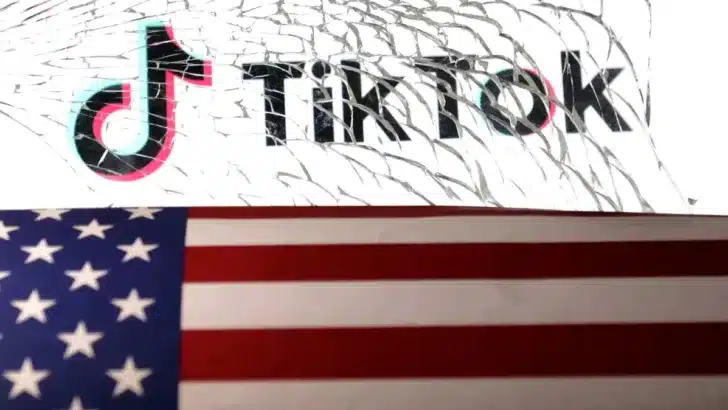 Ilustração mostra bandeira dos EUA e logo do TikTok / Foto: REUTERS/Dado Ruvic