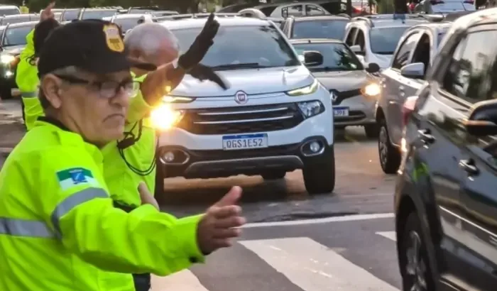 Agentes da STTU atuando nas ruas de Natal. Foto: STTU.