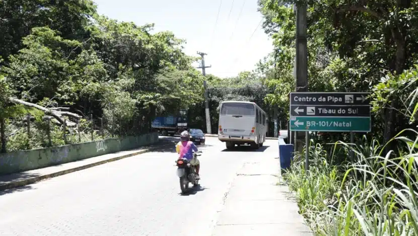 Uma das obras contempladas &eacute; a recupera&ccedil;&atilde;o da RN-003, a estrada da Pipa / Foto: Carmem Felix/Assecom-RN