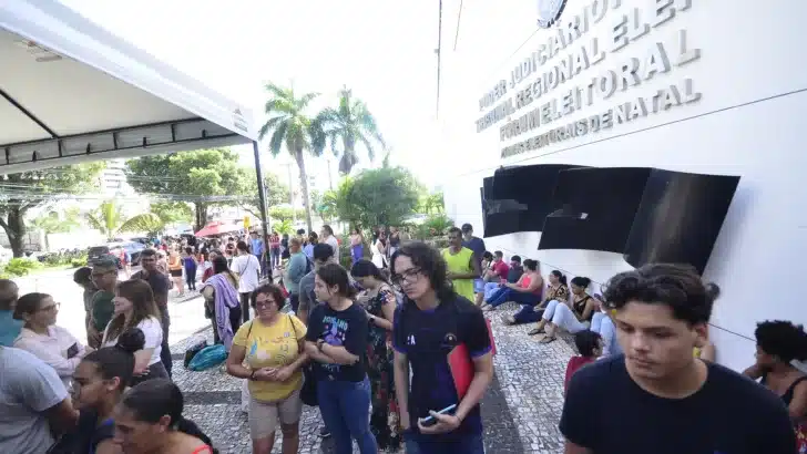 Eleitores deixam regularização de título para última hora e enfrentam longas filas