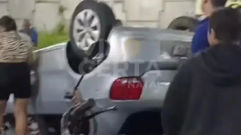 Carro capotou em PaRio Grande do Norteamirim. Foto: Reprodução/Via Certa.