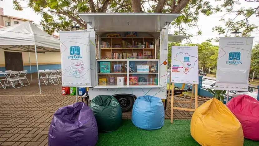 Com formato de "book truck", o projeto traz um acervo de 600 livros dos mais diferentes gêneros, entre romances, quadrinhos, contos e títulos infanto-juvenis. Foto: Divulgação.