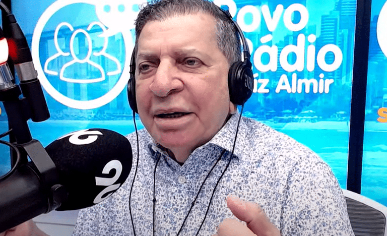 Comunicador Luiz Almir durante o programa O Povo na Rádio / Foto: reprodução