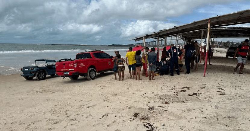 Adolescente de 17 anos se afoga ao tentar salvar amigo na praia da Redinha — Foto: Kléber Teixeira/Inter TV Cabugi