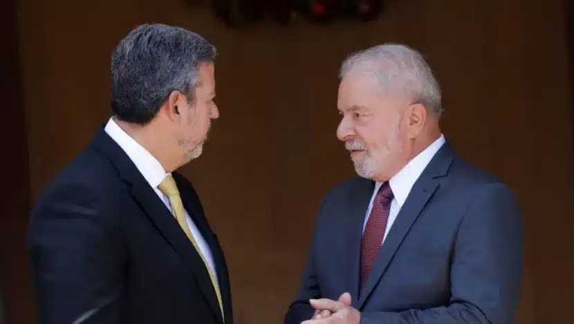 Taxa das blusinhas: governo e congresso fecham acordo para alíquota de 20% | notícias do rio grande do norte Presidente Lula ao lado do presidente da Câmara Arthur Lira / Foto: divulgação