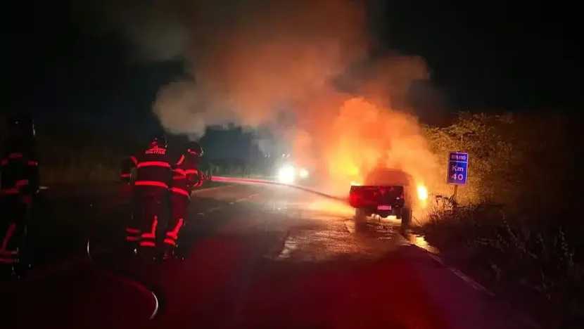 Carro pega fogo em BR-110 entre Mossoró e Areia Branca