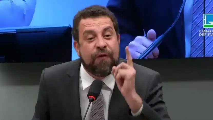 Deputado federal Guilherme Boulos (PSOL-SP) durante sessão do Conselho de Ética da Câmara / Foto: Reprodução/TV Câmara