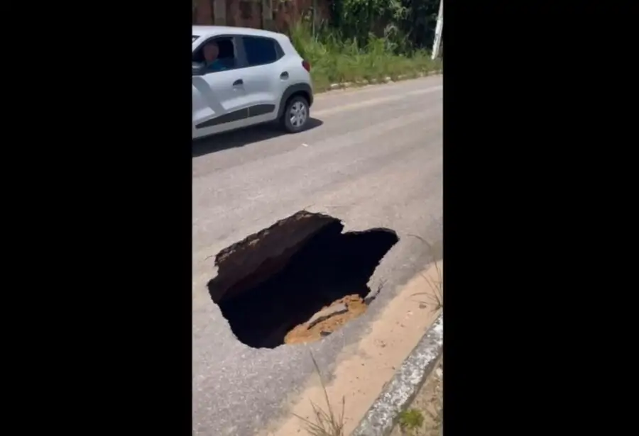 Cratera interdita trânsito na avenida Olavo Montenegro em Nova Parnamirim