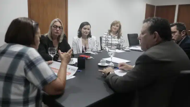 A governadora Fátima Bezerra e a equipe da Sesap esteve presente em reunião com o secretário-executivo do Ministério da Saúde, Swedenberger Barbosa / Foto: Sandro Menezes