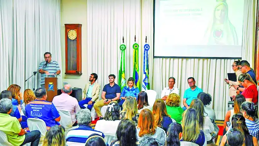 Álvaro Dias assinou a ordem de serviço para a construção do monumento, que será confeccionado em até quatro meses. Foto: Alex Régis.