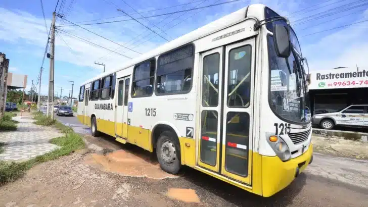 Motoristas enfrentam dificuldades e se arriscam para desviar de buracos / Foto: José Aldenir - AGORA RN