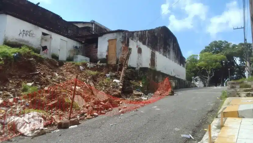 Parte de muro de estabelecimento desaba após chuvas na zona Leste de Natal e preocupa moradores