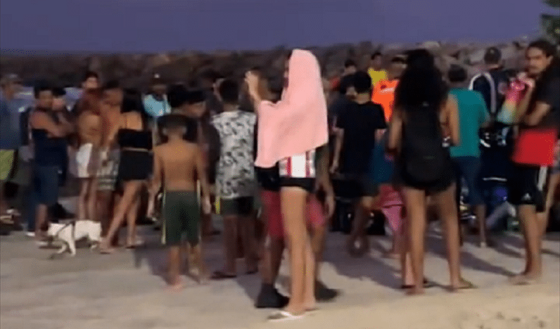 Socorristas prestaram assistência ao um dos jovens encontrados / Foto: reprodução