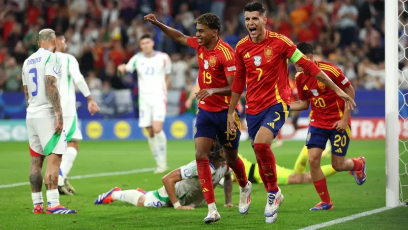 Yamal e Morata comemoram o gol da vitória da Espanha sobre a Itália, marcado contra pelo zagueiro Calafiori / Foto: Kevin C. Cox/Getty Images