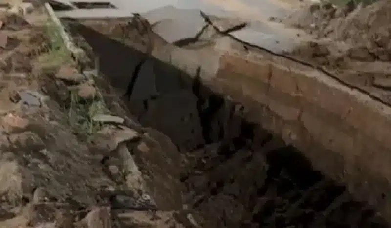 Cratera aumenta e causa lentidão no trânsito na avenida olavo montenegro | notícias do rio grande do norte Cratera abriu na Olavo Montenegro, em Nova PaRio Grande do Norteamirim / Foto: reprodução de vídeo