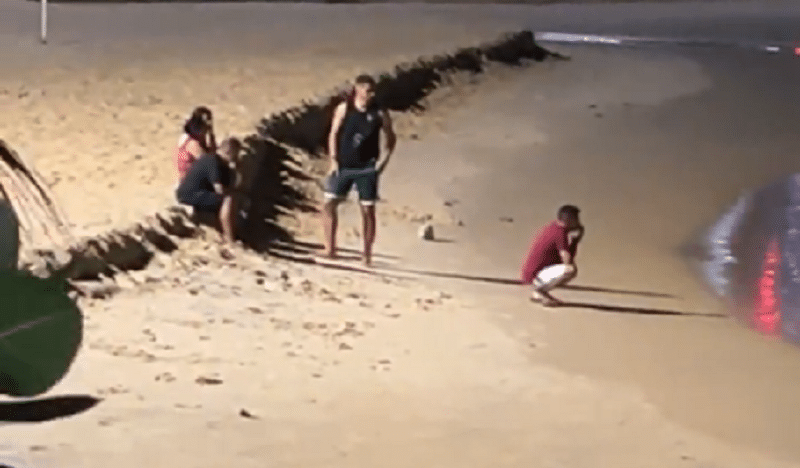 Familiares de um dos desaparecidos na praia de Miaimi, em Natal / Foto: reprodução de vídeo