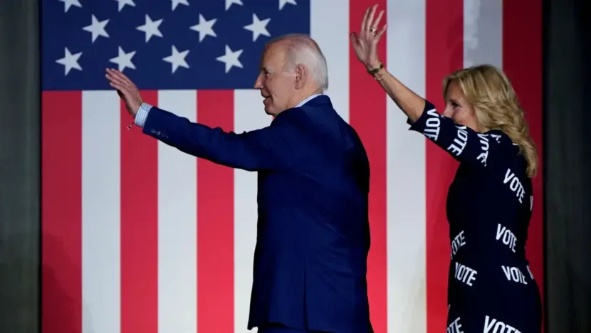 Joe Biden e primeira-dama, Jill Biden, acenam ao deixar palco em evento de campanha em Raleigh, na Carolina do Norte / Foto: REUTERS/Elizabeth Frantz