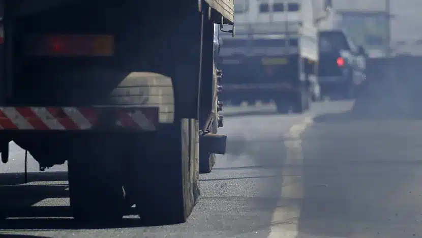 Grandes poluentes do ar, como caminhões, foram excluídos do Imposto Seletivo sob a alegação de que o Brasil é um “País rodoviário” / Foto: reprodução