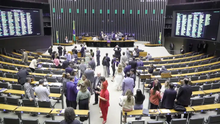 Câmara aprova PEC da Anistia, que livra partidos de multas de até R$ 23 bilhões