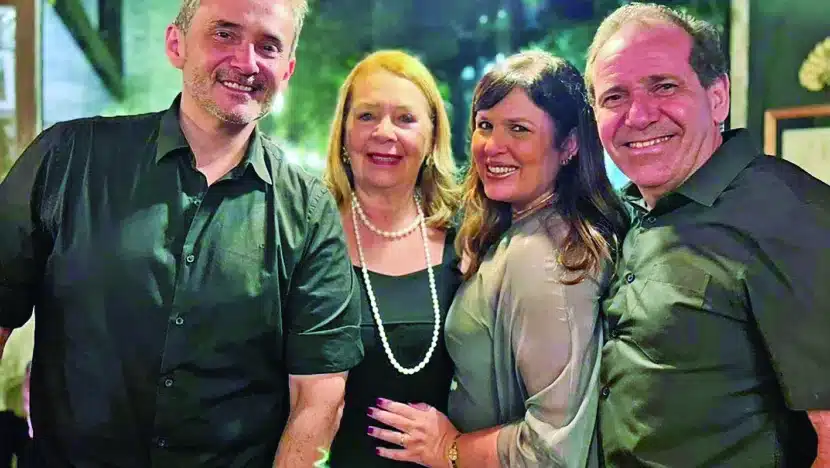 Manoel Onofre com os idealizadores da surpresa, Auxiliadora Alcântara e o casal Rebecca Nunes e Roberto Gurgel / Foto: reprodução