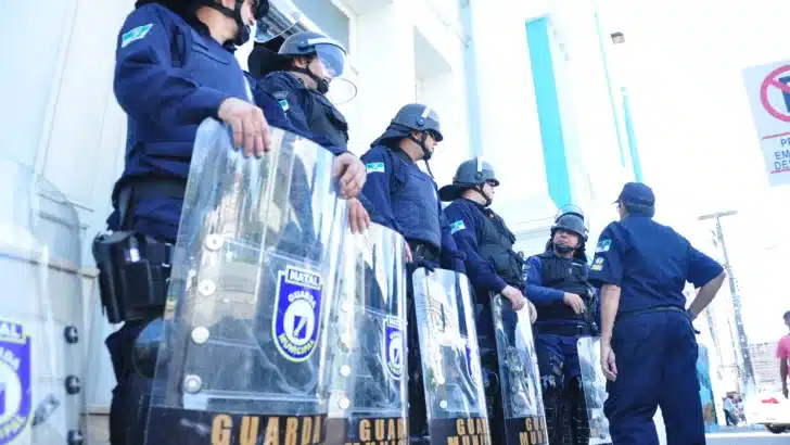 Agente da Guarda Municipal de Natal com equipamentos de trabalho