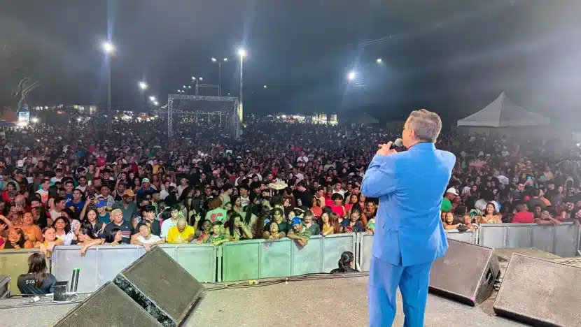 Luiz Almir em palco de apresentação / Foto: divulgação