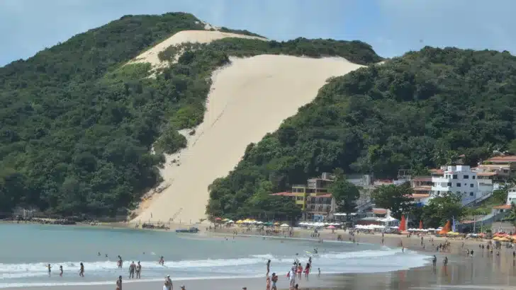 Obra da engorda de Ponta Negra é apontada como principal solução para conter erosão no pé do Morro do Careca / Foto: José Aldenir - Agora RN