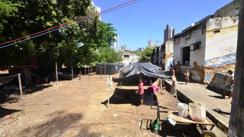 Fam&iacute;lias sem-teto ocuparam im&oacute;vel abandonado no dia 29 de janeiro e, desde ent&atilde;o, vivem impasse sobre moradia / Foto: Jos&eacute; Aldenir - Agora RN