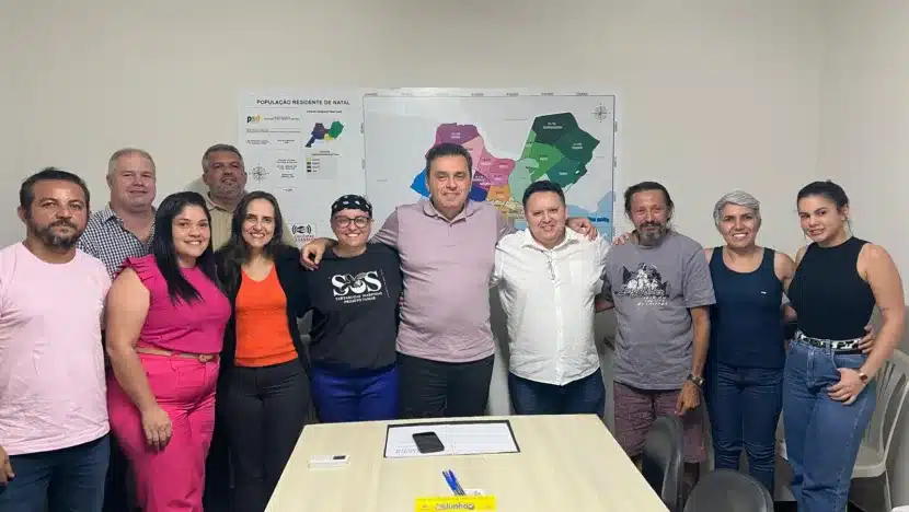 Reunião para discutir situação do Alecrim foi realizada nesta semana entre Carlos Eduardo, Cícero Martins, comerciantes e moradores do bairro de Natal / Foto: reprodução