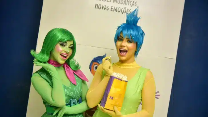 Sessão de fotos acontece com os personagens “Alegria” e “Nojinho” do filme “Divertida Mente 2 / Foto: divulgação