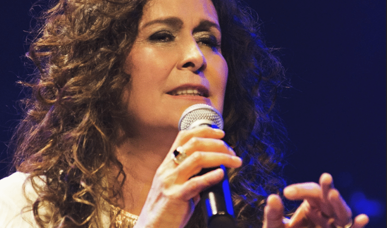 Cantora e compositora Joanna sobre ao palco do Teatro Riachuelo / Foto: divulgação