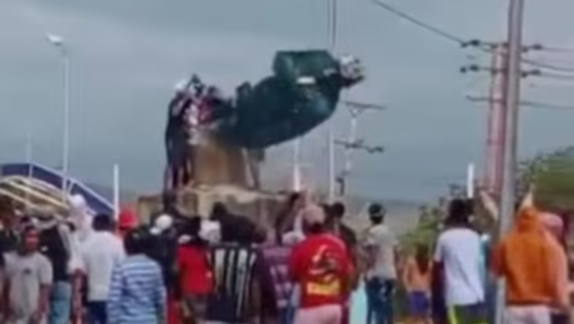 Momento em que estátua de Hugo Chávez é derrubada por manifestantes na Venezuela — Foto: Reprodução/Vídeo