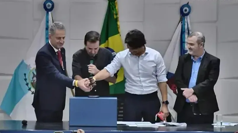 Rodolfo Landim, presidente do Flamengo, e o prefeito Eduardo Paes, do Rio de Janeiro, durante leilão do estádio / Foto: Reprodução/Flamengo